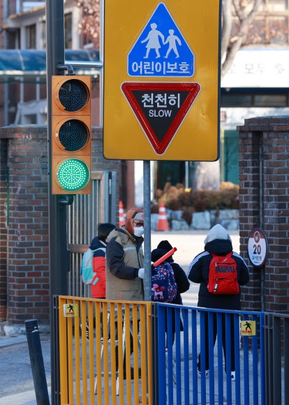 어린이 눈높이에 맞춘 신호등