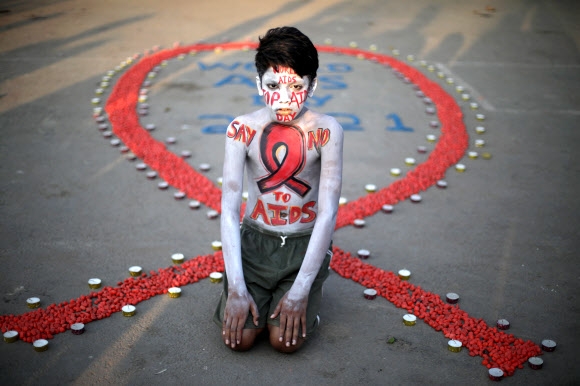 몸으로 알린 ‘세계 에이즈의 날’ 제34회 세계 에이즈(AIDS)의 날인 1일(현지시간) 세계 곳곳에서 기념행사가 열렸다. 사진은 인도 콜카타에서 보디페인팅을 한 소년이 무릎을 꿇고 에이즈 예방 캠페인을 하고 있다. 에이즈의 날은 에이즈에 대한 대중의 인식을 개선하고 질병에 대한 정확한 정보와 예방법을 알리는 목적으로 1988년 제정됐다. 콜카타 EPA 연합뉴스