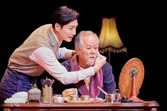 연극 ‘더 드레서’ 김다현(왼쪽)과 송승환.  국립정동극장 제공