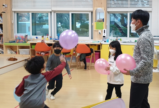전남 구례군 중동초등학교에서 1학년 학생들이 풍선을 활용한 실내 체육 수업을 하고 있다. 사진 김기중 기자