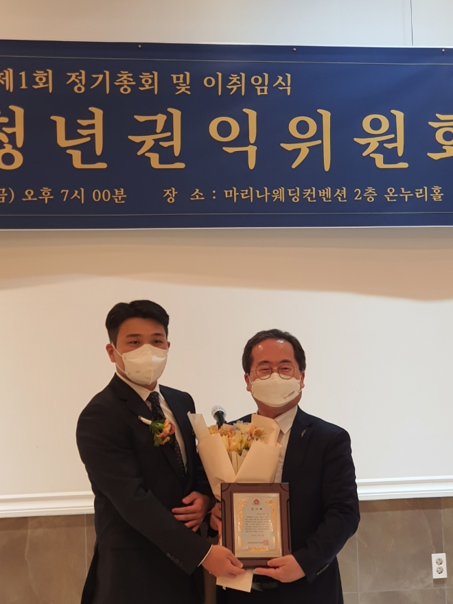 기도담 회장에게 감사패를 받은 허석 시장. 