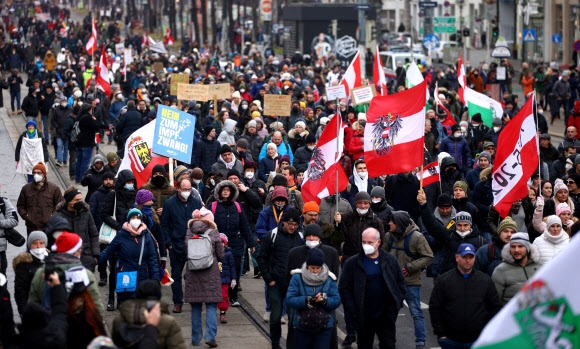 오미크론 확산 속 코로나 방역 항의하는 오스트리아 시위대