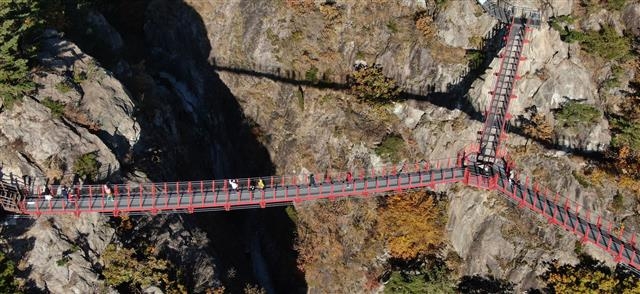경남 거창군에 조성된 국내 첫 Y자형 출렁다리.