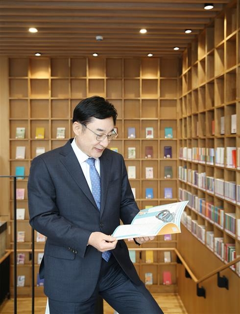 서울 도봉구 도봉동에 문을 연 김근태기념도서관에서 이동진 구청장이 책을 꺼내 읽고 있다. 도봉구 제공