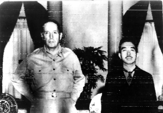 일본이 2차 세계대전에서 패망한 직후인 1945년 9월 히로히토(오른쪽) 일왕이 일본 도쿄에 있는 미국대사관을 찾아 맥아더 미군 총사령관과 만난 모습. 히로시마 AFP 연합뉴스