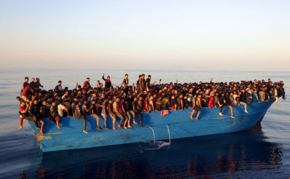 지난 8월 28일(현지시간) 이탈리아 람페두사섬 앞바다에서 약 400명의 이민자들이 한 척의 보트에 빼곡히 올라타 있다. 람페두사 EPA 연합뉴스