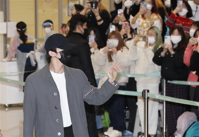 방탄소년단(BTS) 진이 6일 새벽 LA콘서트를 성황리에 마치고 인천국제공항을 통해 입국하고 있다. 뉴스1