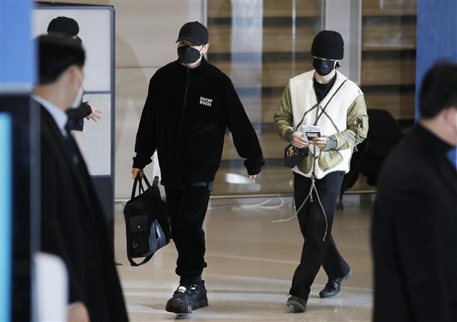 방탄소년단(BTS) 정국, 지민(오른쪽)이 6일 새벽 LA콘서트를 성황리에 마치고 인천국제공항을 통해 입국하고 있다. 2021.12.6  뉴스1