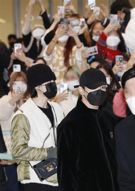 방탄소년단(BTS) 지민, 정국(오른쪽)이 6일 새벽 LA콘서트를 성황리에 마치고 인천국제공항을 통해 입국하고 있다. 2021.12.6  뉴스1
