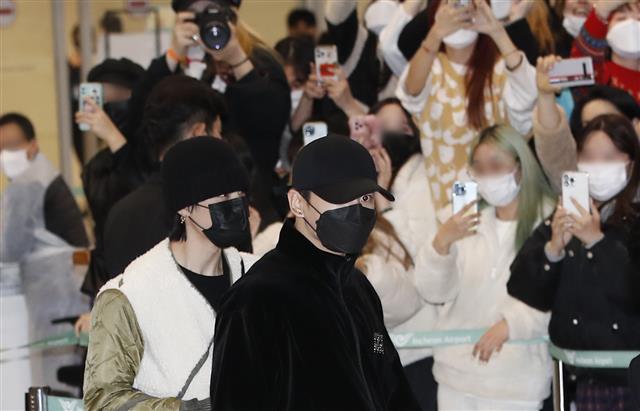 방탄소년단(BTS) 지민, 정국(오른쪽)이 6일 새벽 LA콘서트를 성황리에 마치고 인천국제공항을 통해 입국하고 있다. 2021.12.6  뉴스1