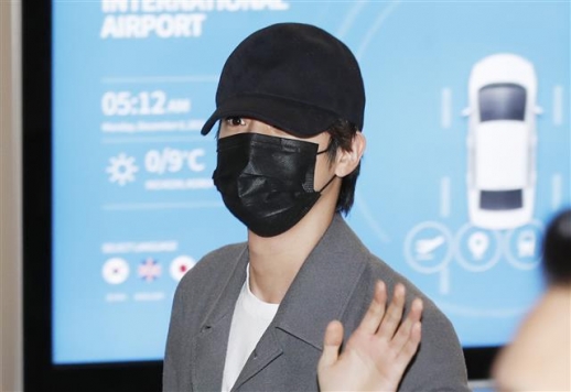 방탄소년단(BTS) 진이 6일 새벽 LA콘서트를 성황리에 마치고 인천국제공항을 통해 입국하고 있다. 2021.12.6   뉴스1