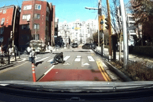 오토바이서 폐지 쏟아지자 달려온 초등학생들 “자기 일인 듯 도와줘…대견하다”