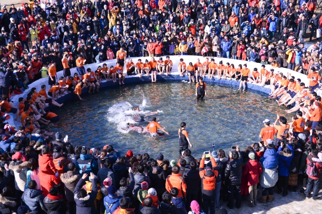 세계적인 겨울축제로 자리잡은 화천산천어축제가 코로나19 확산으로 올 겨울시즌에도 취소됐다. 화천군 제공