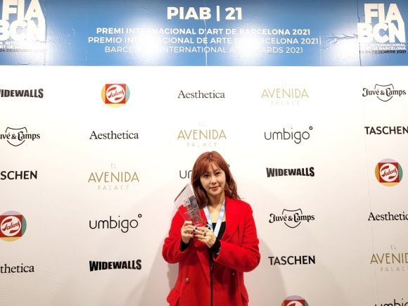 가수 겸 화가 권지안(솔비)이 스페인 바르셀로나에서 열린 ‘2021 바르셀로나 국제 예술상’(The Premi Internacional d‘Art de Barcelona)에서 대상인 ’그랜드 아티스트 어워드‘를 받았다고 엠에이피크루가 6일 밝혔다. 사진은 대상 트로피 들고 기념 촬영하는 솔비. 2021.12.6 엠에이피크루 제공