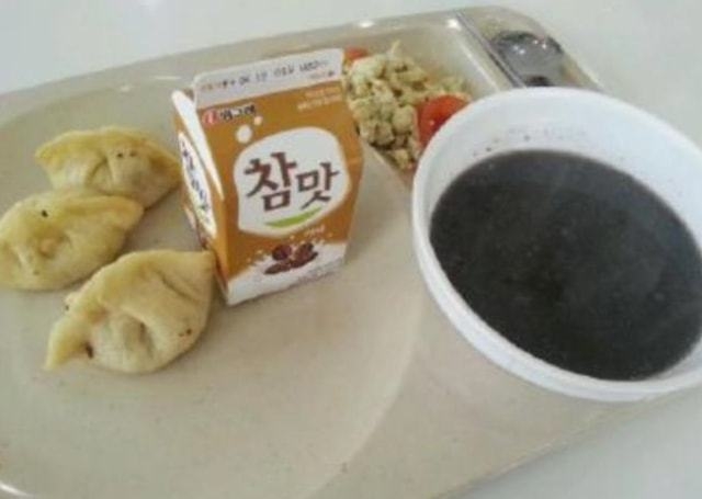 A양이 최근 한국 대학 학생 식당에서 직접 먹었다고 주장하는 아침 식사 사진. 