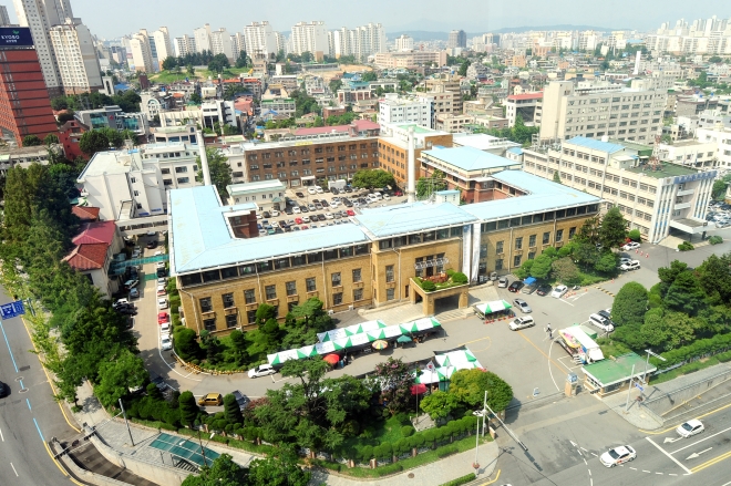 옛 충남도청. 사진 왼쪽 푸른 울타리가 훼손됐다. 충남도 제공