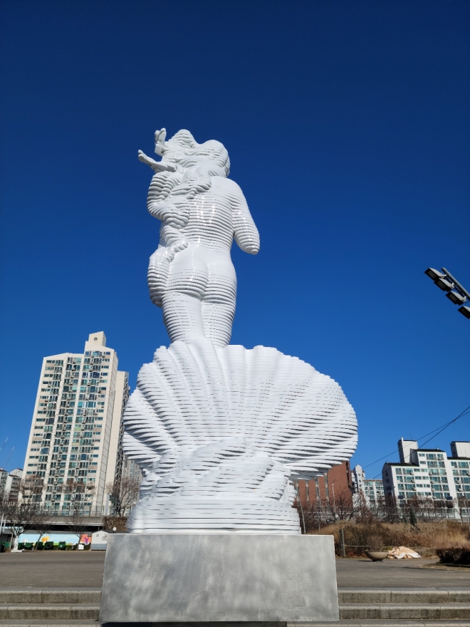 뒷면에서 바라본 ‘슬라이스 이미지, 비너스의 탄생’