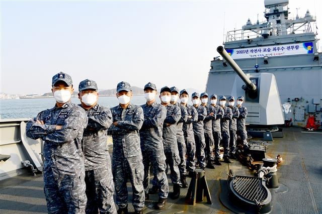 해군 3함대사령부 소속 호위함인 전북함(FFG·2500t급)의 전투체계부(함정 무기체계의 운용과 정비 담당) 승조원들이 6일 전북함 앞에서 기념 촬영을 하고 있다. 뉴스1