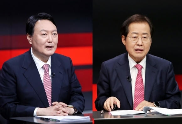 윤석열 국민의힘 대선 후보(왼쪽), 홍준표 국민의힘 의원. 연합뉴스
