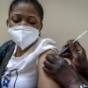 “화이자, 모더나 백신만이 오미크론 감염 막을 수 있다”[이슈픽]