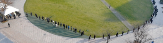 [서울포토]광장 둘러싼 코로나19 검사 대기줄