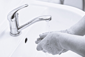 “수돗물 마시며 15일 버텼다”…욕실 갇힌 70대 극적 구조