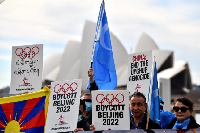 지난 6월 호주 시드니에서 시위대가 베이징동계올림픽 보이콧을 요구하는 팻말을 들고 시위에 나서고 있다. 시드니 AFP 연합뉴스