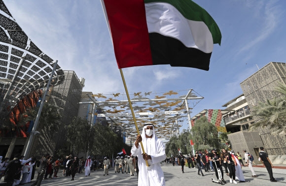아랍에미리트(UAE) 두바이에서 열리고 있는 ‘2020 엑스포 두바이’ 행사장에서 지난 2일(현지시간) 한 남자가 UAE 건국 50주년을 축하하며 국기를 흔들고 있다. 사진은 기사 내용과 무관함. 두바이 AP 연합뉴스