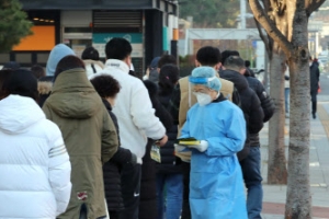 [속보] “첫 7000명대”...코로나19 신규확진 7175명·위중증 840명