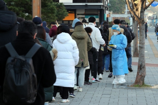 [속보] “첫 7000명대”...코로나19 신규확진 7175명·위중증 840명