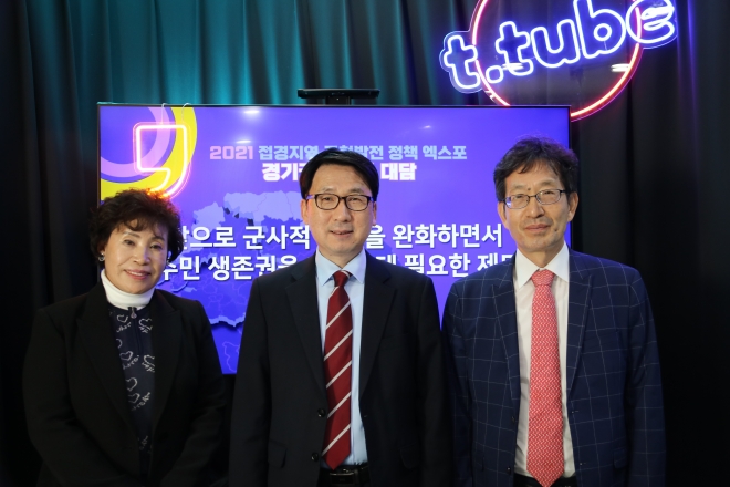 ‘군사시설 보호구역 규제완화’ 좌담회 참석자들이 서울 중구 한국프레스센터 1층 서울신문사 오픈스튜디오에서 좌담회를 마친 뒤 기념촬영을 하고 있다.왼쪽부터 김경숙 장단면 해마루촌 이장,최종환 파주시장,김현호 한국지방행정연구원 선임연구위원.