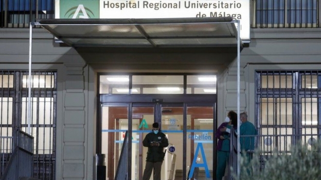 지난 1일(현지시간) 의사와 간호사들이 성탄 파티를 즐겼다가 68명이 무더기 코로나19 확진 판정을 받은 스페인 남부 안달루시아 지방 말라가 지역병원 응급실 출입문이 폐쇄돼 있다. 말라가 로이터 연합뉴스  