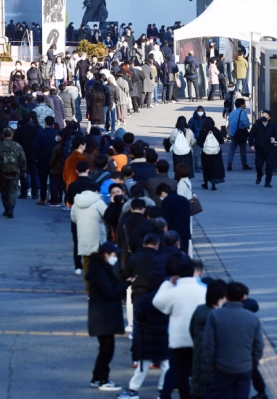 [서울포토]북적이는 서울역 임시선별진료소
