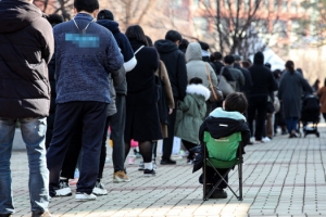 이대로면 2주내 1만명인데… 3차 접종에만 기대는 정부