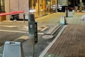 불쑥불쑥 위험천만 드라이브스루…  경보장치·볼라드·점자블록 의무화