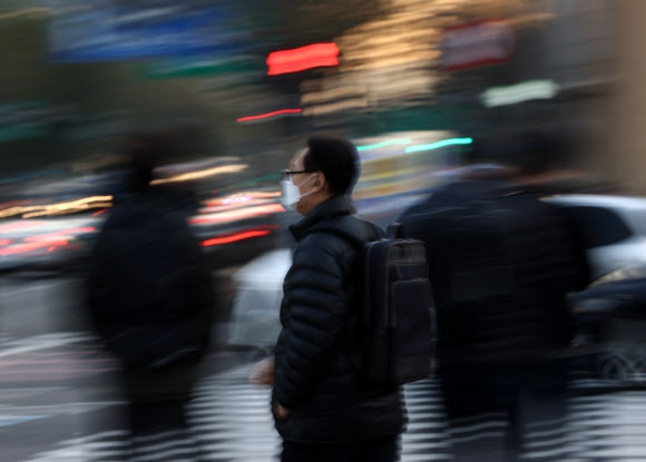 코로나19 확산세가 걷잡을 수 없는 상황으로 치닫고 있는 9일 출근길 시민들이 마스크를 쓴 채 길을 걷고 있다. 2021.12.9 연합뉴스