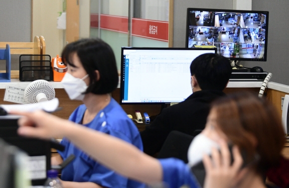 9일 서울 광진구 혜민병원에서 의료진이 업무를 보고 있다. 정부는 지난6일 위중증 환자 병상 부족 문제를 해결하기 위해 경기 남양주 한양병원과 서울 광진구 혜민병원 2곳을 코로나19 거점전담병원으로 추가 지정했다. 2021. 12. 9 박윤슬 기자 seul@seoul.co.kr