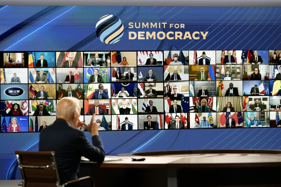 조 바이든 미국 대통령이 백악관에서 9일(현지시간) 화상으로 열린 민주주의 정상회의에서 개회사를 하고 있다. 화면에 각국 정상들이 보인다. AP