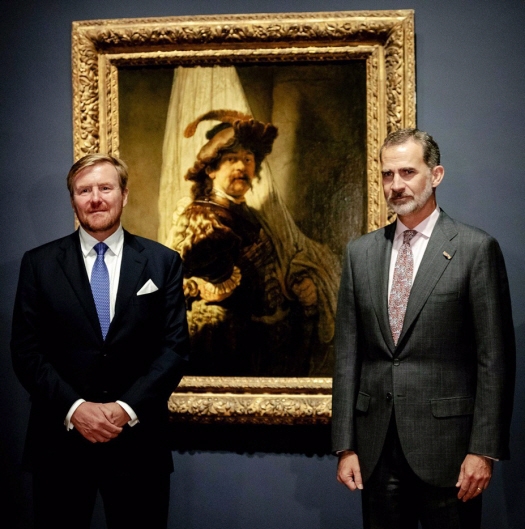 2019년 네덜란드 암스테르담국립미술관을 찾은 펠리페 6세(오른쪽) 스페인 국왕과 빌럼 알렉산더르 네덜란드 국왕이 렘브란트의 자화상 ‘기수’ 앞에 서 있다. EPA 연합뉴스