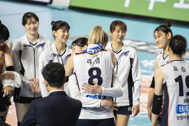 선수들과 마지막으로 포옹하는 라셈. 대전 류재민 기자 phoem@seoul.co.kr
