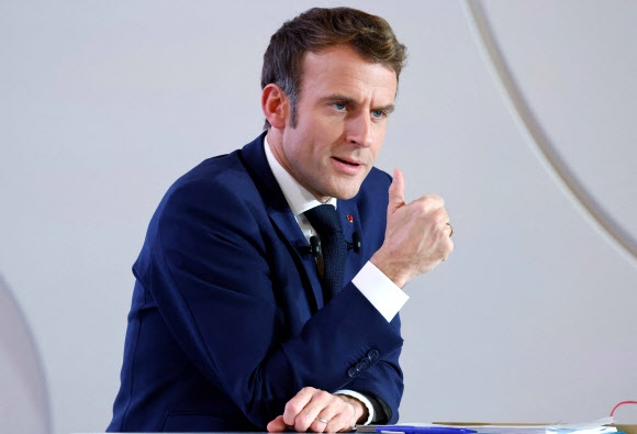 에마뉘엘 마크롱 프랑스 대통령이 9일(현지시간) 기자회견을 열어 프랑스가 유럽연합(EU) 의장국으로 추대되는 것과 관련해 소감을 밝히며 엄지를 들어 보이고 있다. 파리 풀기자단 AFP 연합뉴스 