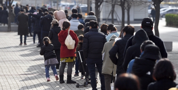 지난 9일 서울 서강대역 앞에 마련된 선별진료소를 찾은 시민들이 코로나19 검사를 받기 위해 길게 줄을 서 있다. 박지환기자 popocar@seoul.co.kr