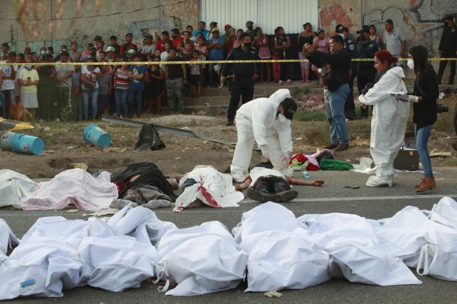 9일 멕시코 치아파스주 툭스틀라 구티에레스에서 중미 이주민을 태운 화물차가 전복되는 사고가 발생해 53명이 숨지고 수십 명이 더 다쳤다고 멕시코 당국은 밝혔다. 사망자들의 시신이 흰색 가방에 담겨져 있다. 툭스틀라구티에레스 AP 연합뉴스