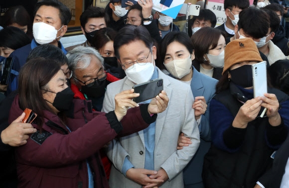 기념촬영에 응하는 이재명 대선후보 내외