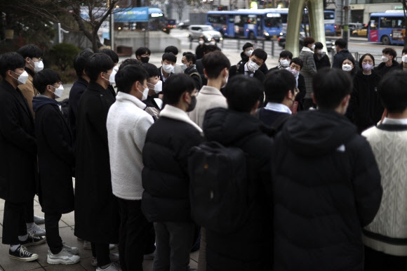 변론기일 마친 후 기자회견하는 수험생과 소송대리인