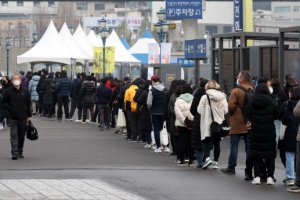 [포토]주말 아침 선별검사소 대기줄