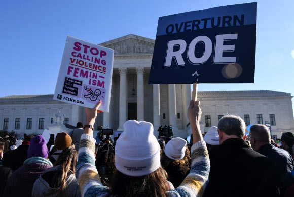 낙태권 철폐에 찬동하는 미국인들이 지난 1일(현지시간) 연방대법원 앞에서 시위를 벌이는데 ‘낙태가 인간을 살해한다’ ‘로(판례)를 뒤집어라’ 등이 적힌 피켓이 눈에 띈다. AFP 자료사진 연합뉴스 