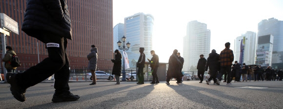 코로나19 위중증 900명 육박