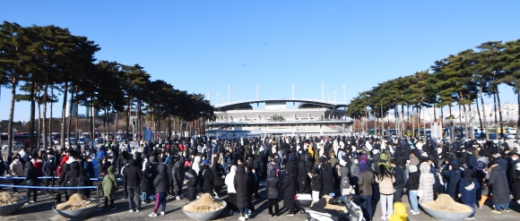 12일 오후 마포구 월드컵 공원 선별 진료소에 코로나 검사를 받기 위해 많은 시민들이 줄을 서서 순서를 기다리고 있다. 2021.12.12 안주영 전문기자 jya@seoul.co.kr