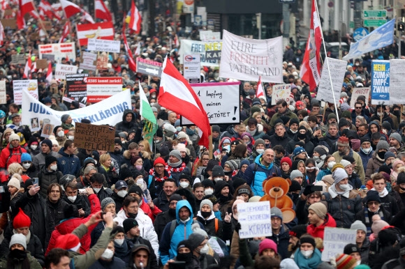 오스트리아가 신종 코로나바이러스 감염증(코로나19) 오미크론 변이 확산으로 비상인 가운데 11일(현지시간) 수도 빈에서 시위대가 플래카드와 깃발 등을 들고 코로나19 방역 조치에 항의하는 시위를 벌이고 있다. 오스트리아는 코로나19 예방을 위해 지난달 23일부터 봉쇄령을 내려 일반 상점의 영업을 중지하고 시민들의 외출도 제한하고 있다. 또 내년 2월부터는 코로나19 백신접종을 의무화하기로 했다. 2021.12.12 빈 AFP 연합뉴스